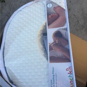 Munchkin Luxe Feeding Breastfeeding Pillow - White